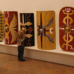 3_Originalgetreue Repliken roemischer Schilde_Mules of Marius_Foto Thomas Kurtz_12x8 cm