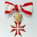 05-Goldenes-Ehrenzeichen-Trageweise-Damen_UMJ_N.Lackner
