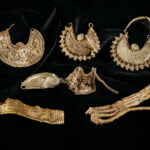 01-4-gouden-oorhangers-en-2-goudstrips