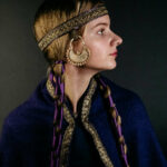 10-Reconstructie-dame-met-gouden-oorhangers