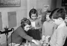 忘れ去られたD-Day:追憶と忘却〔第9部〕 私たちは子供のころからお金の価値を学んできました。例えば、1944年12月、ケンブリッジシャーの写真の子供たちのように、食料品を購入する際、どれほどのお金でどれ位の買い物ができるか、遊びながら学んでいるのです。この子供たちは27年後、新しい貨幣システムに容易に慣れることができたでしょうか? 写真: Imperial War Museum / Public Domain